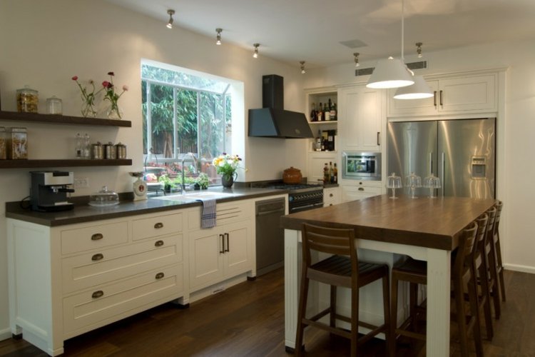 design-kök-kylskåp-stål-lantlig-stil-matbord-bar-stolar