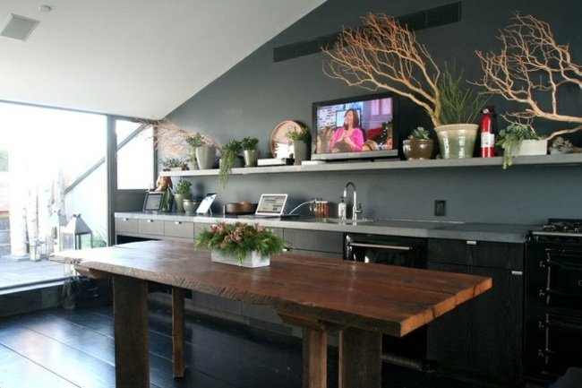 Kök design svart trä sluttande tak stora fönster