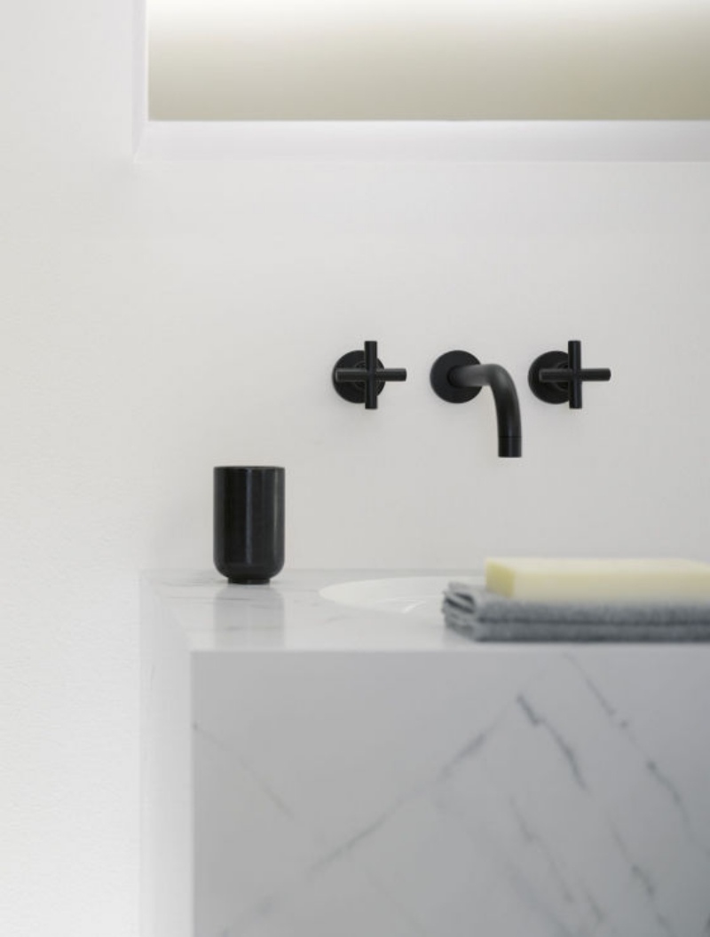 köksinredning-badrumsinredning-svart-badrum-handfat-marmor-mixer-tera