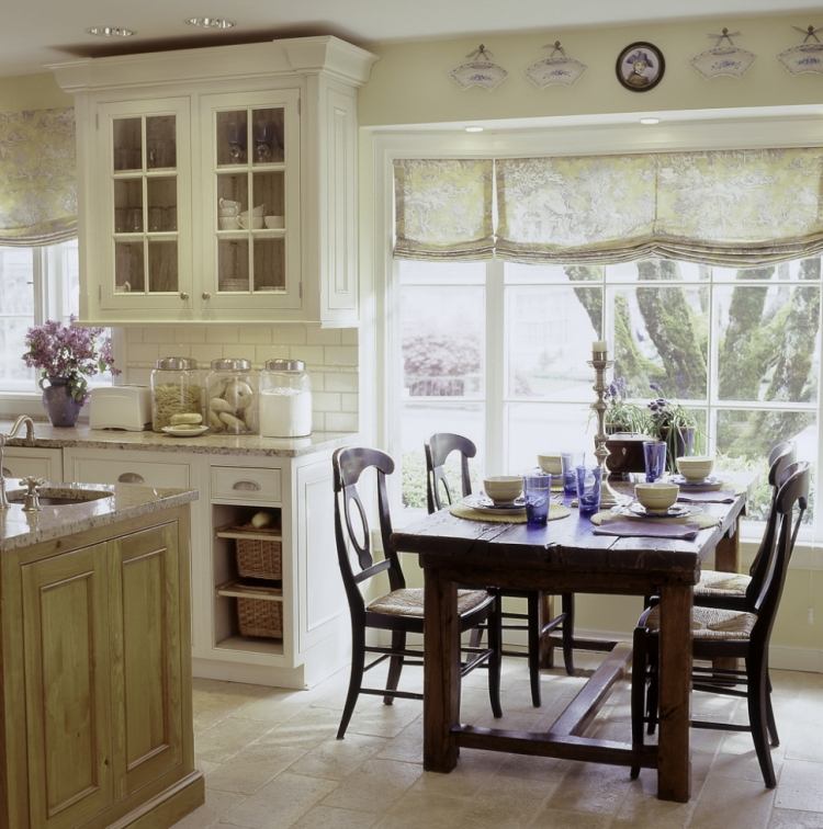 Tårtgardiner-design-kök-matbord-massivt trä-köksskåp-tygluckor-vintage-dekoration