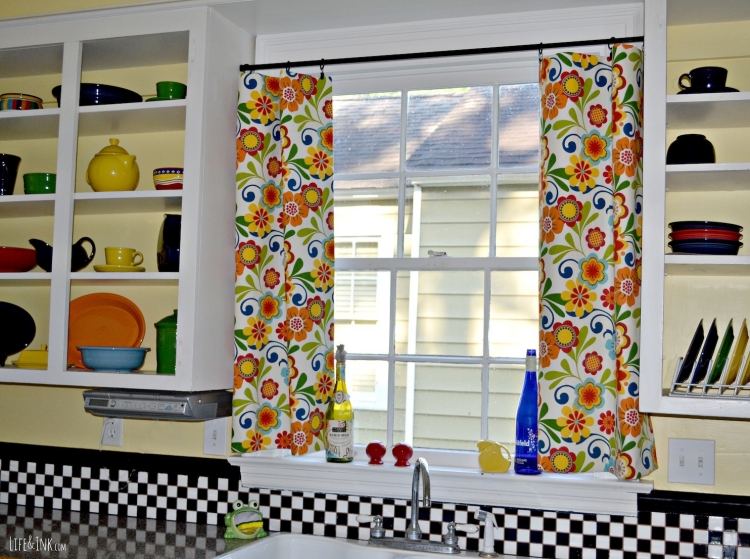 kök-gardin-design-färgglatt-mönster-bakvägg-kaklat-svart-vitt