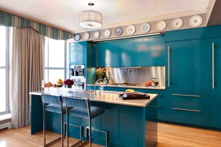modernt-kök-design-vattenfärgade-fronter-gardiner-golv-längd-mönstrade