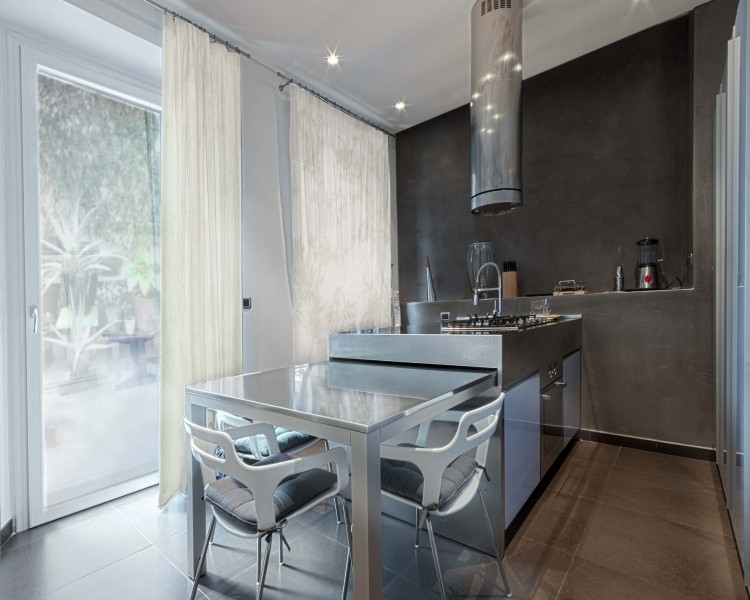 köksgardiner-modern-vit-kök-minimalistisk-rostfritt stål-grå-matplats