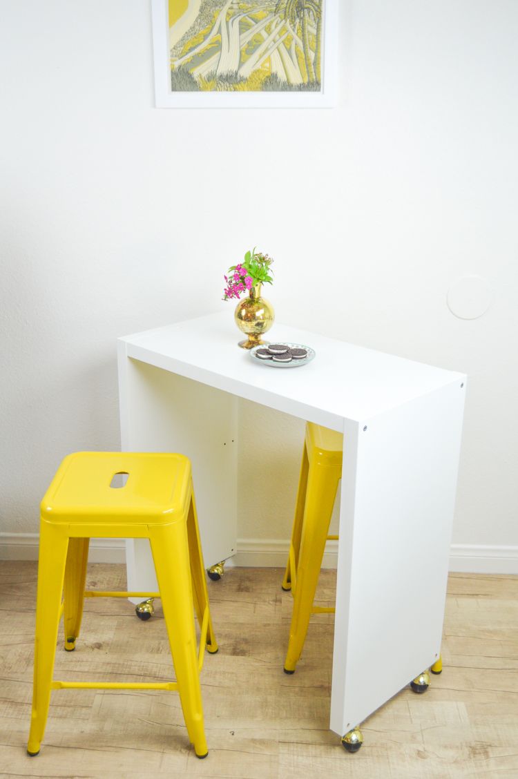 rullande köksö gjord av ikea möbler gul pall mobil flyttbart sidobord arbetsbord vit kallax enhet