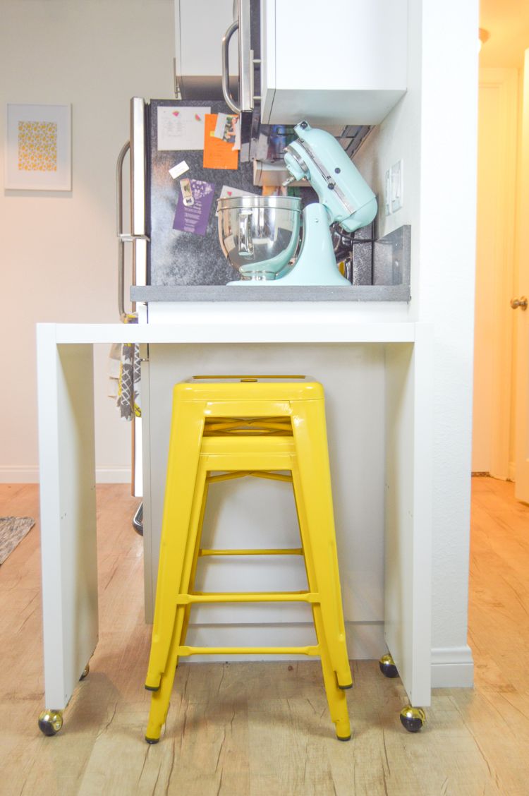 rullande köksö gjord av ikea möbler gul pall mobil flyttbart sidobord köksmaskin kylskåp