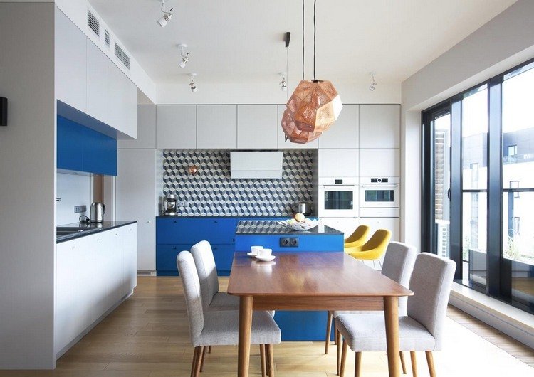 platsbesparande förlängning av en blå köksö med ett matbord i trä och köksstolar