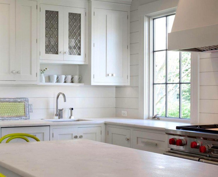 Köksvägg-trä-plywood-vit-målad-vit-kök-skåp-fönster
