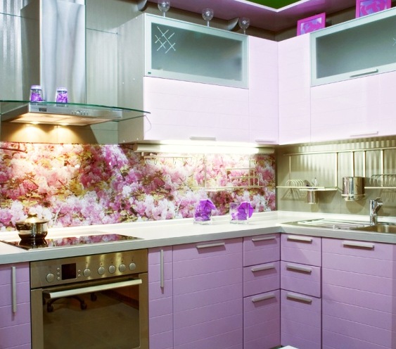 Köksvägg i akrylglas foto-rosa-köksskåp