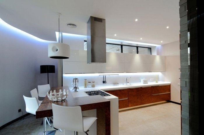 modern köksbänk med barstolar -frontar-brun-marmor-optik-vit-bänkskiva