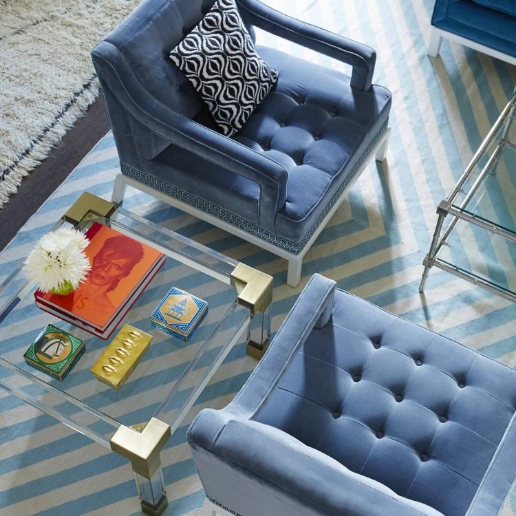 Kilim matta -moderna-vardagsrum-stoppad fåtölj-sammet-ljusblå-ränder-glasbord-soffbord