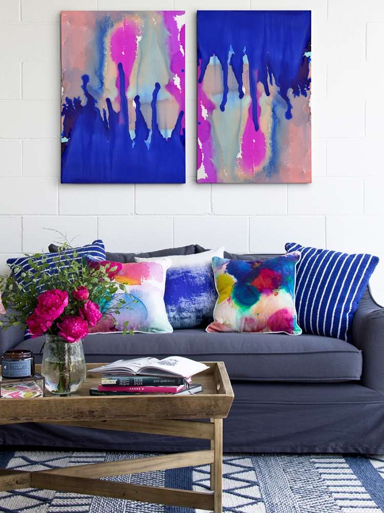 Kilim matta -moderna-vardagsrum-blå-bild-vit-soffbord-rosa-kudde-vägg-vit