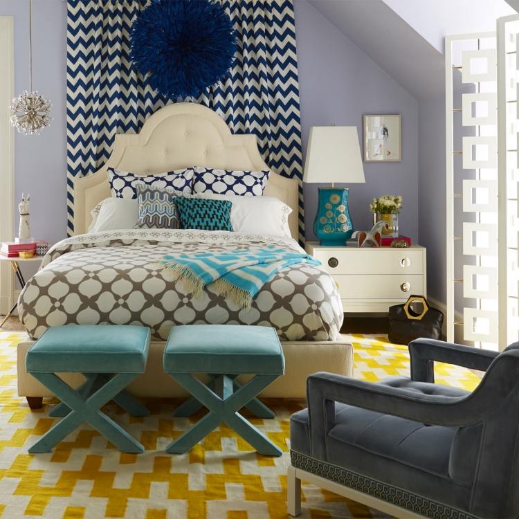 Kilim-matta-moderna-sovrum-mönster-färger-vit-gul-turkos-mörkblå-nattlampa
