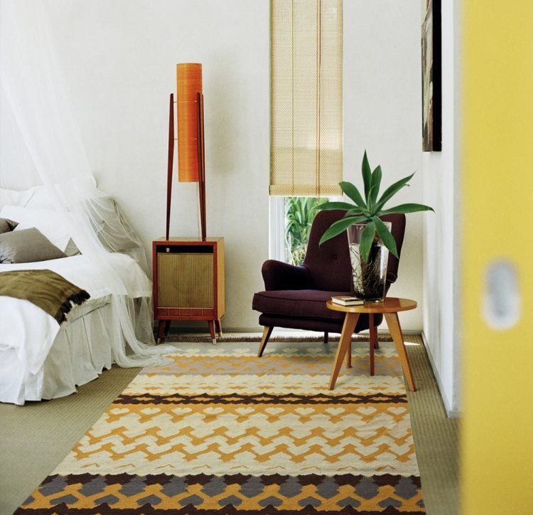 Kilim-matta-moderna-sovrum-gul-brunt-mönster-fåtölj-växt-deco-vintage