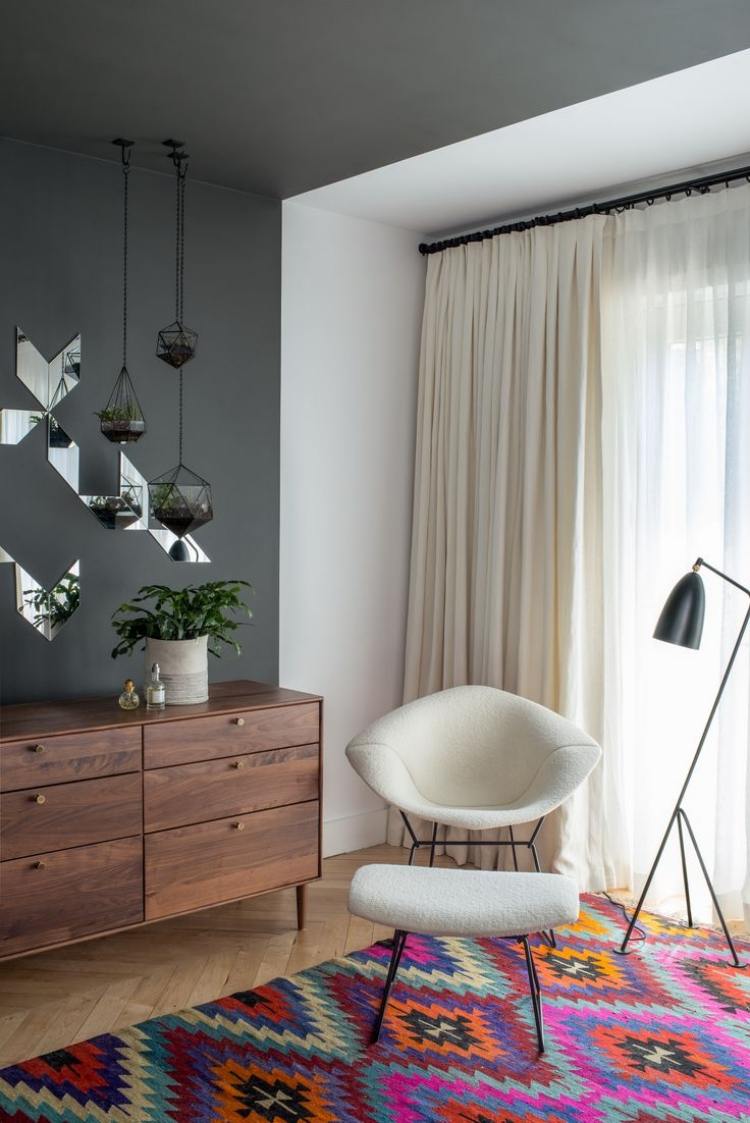 Kilim-matta-modern-byrå-skänk-trä-fåtölj-diamant-stol-vit läslampa