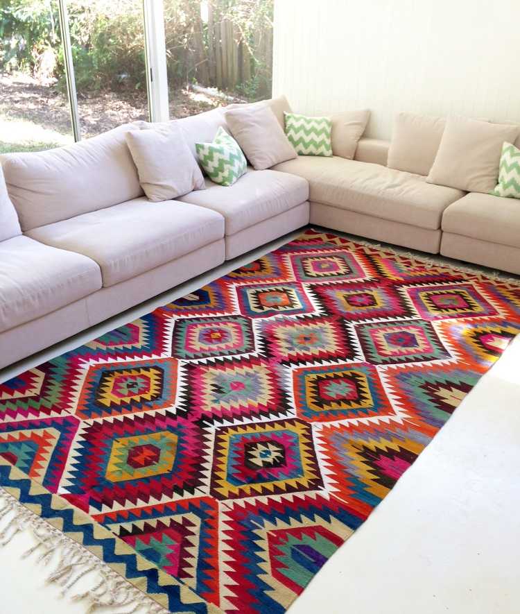 Kilim-matta-moderna-hörn-soffa-mönster-färgglada-grå-kuddar-klädsel-fönster-vägg