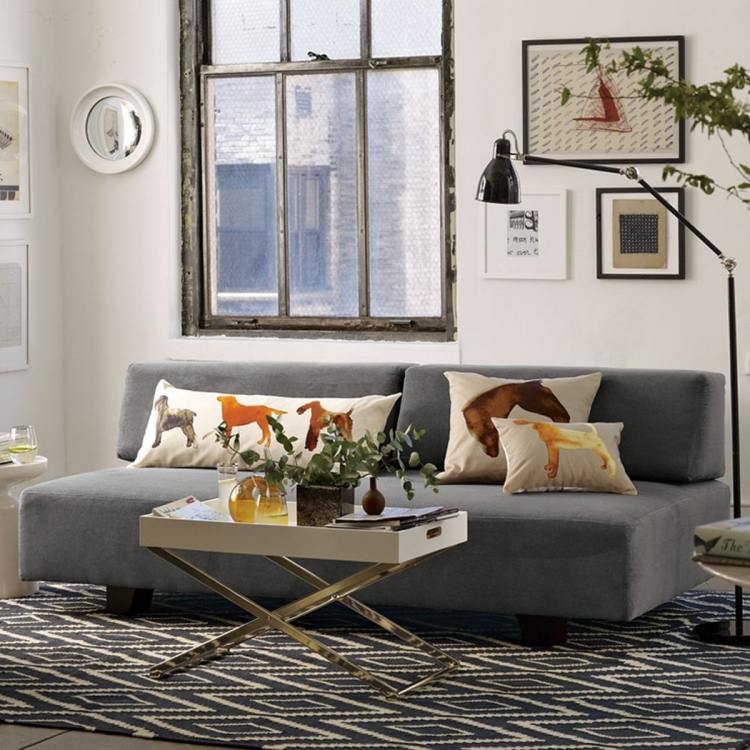 Kilim-matta-modern-soffa-grå-kuddar-svart-vit-fönster-industriell-design