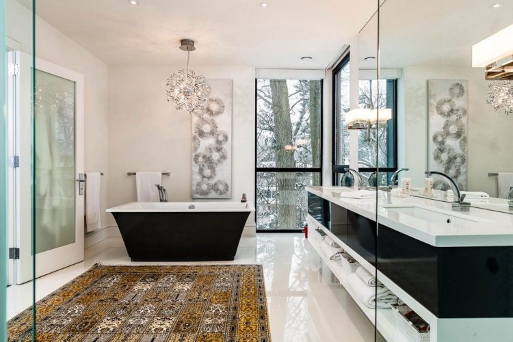 Kilim-matta-moderna-badrum-svart-vit-deco-design-dubbla fåfänga-spegelvägg