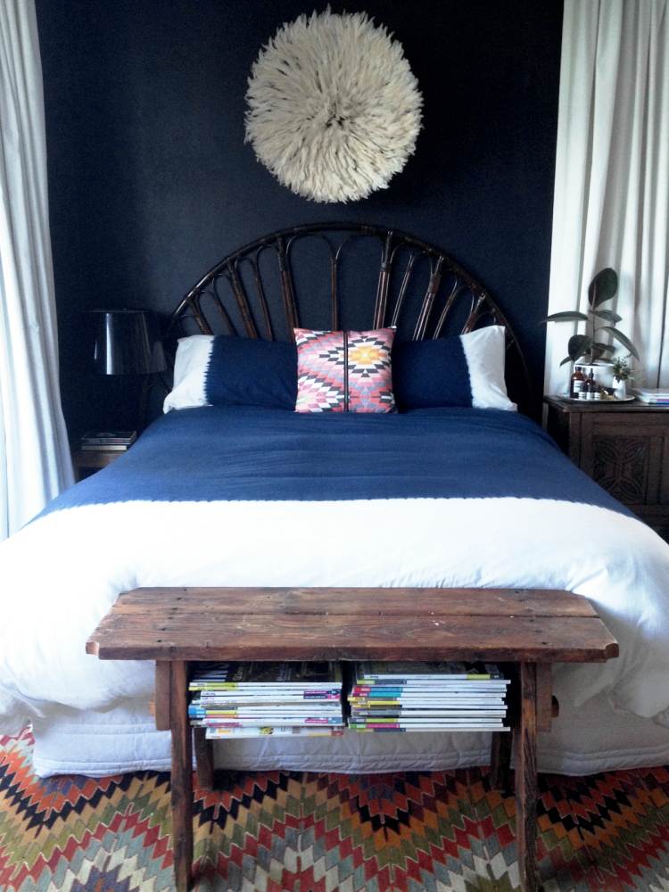 Kilim-matta-moderna-sovrum-mörk-blå-vägg-dekoration-bank-säng-tidskrifter