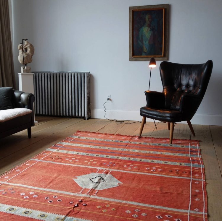 Kilim-mattan-modern-röd-mönster-mitt-fåtölj-soffa-läder-vinge stol-skulptur