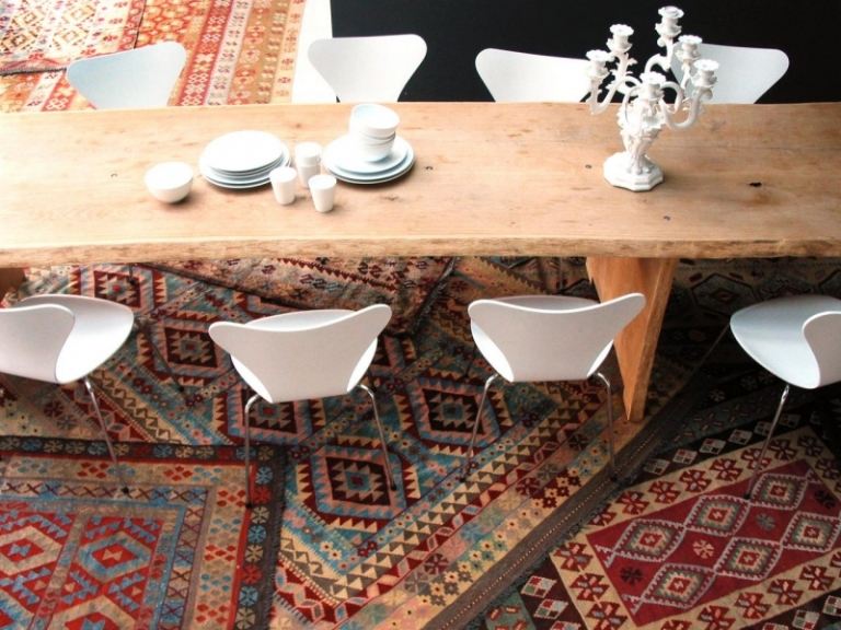 Kilim matta -moderna-matbord-stora-massiva trä-stolar-vita-ljus-rätter