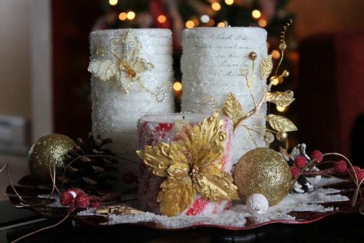 ljus för jul elegant idé guldfjärilar tallkottar