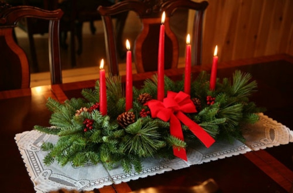 traditionella-jul-krans-röda-ljus