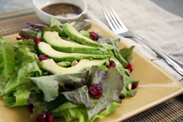 Gröna-sallad-med-avokado-kolhydrat-fri-diet-för-viktminskning