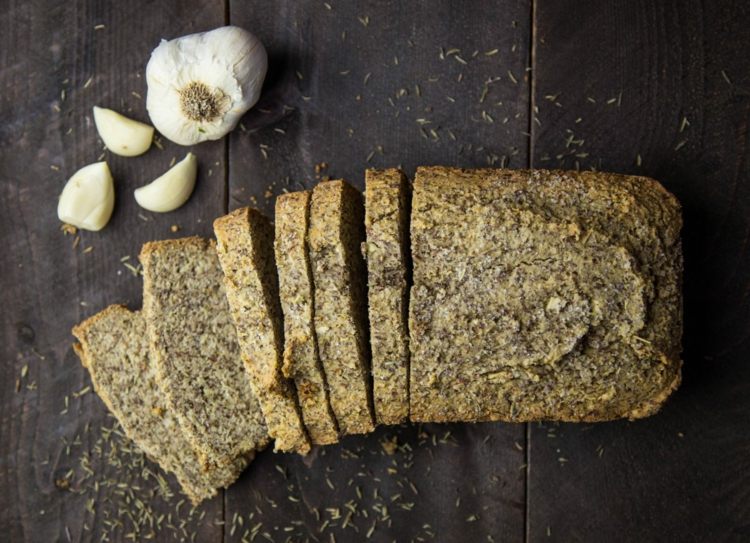 ketobröd linfröbröd utan kolhydrater vitlök rosmarin chia med hög fiberhalt