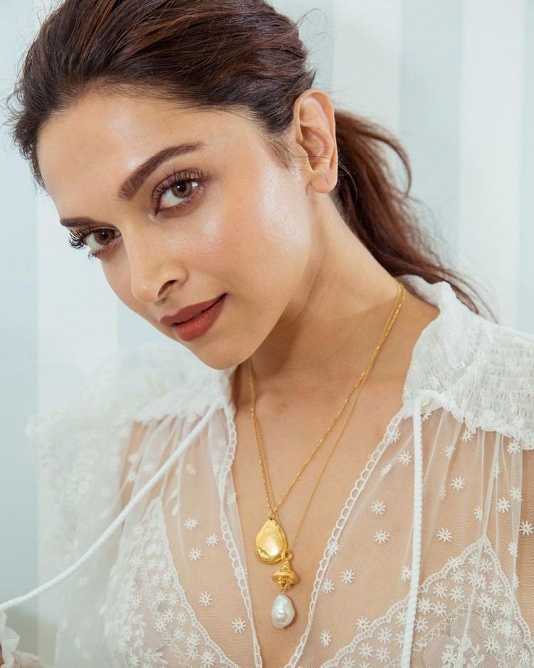 Guld smycken trender halsband kombinerar eleganta modetrender 2020