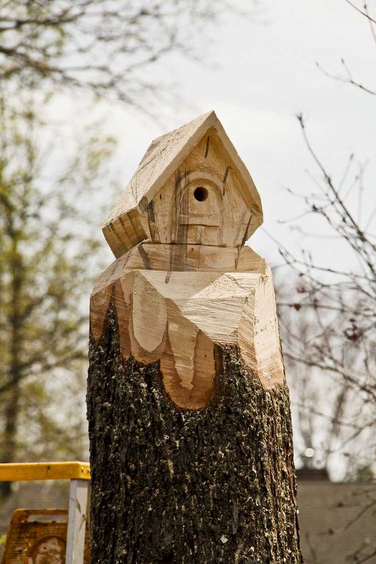 motorsåg konst-trä-skulptur-fågelhus