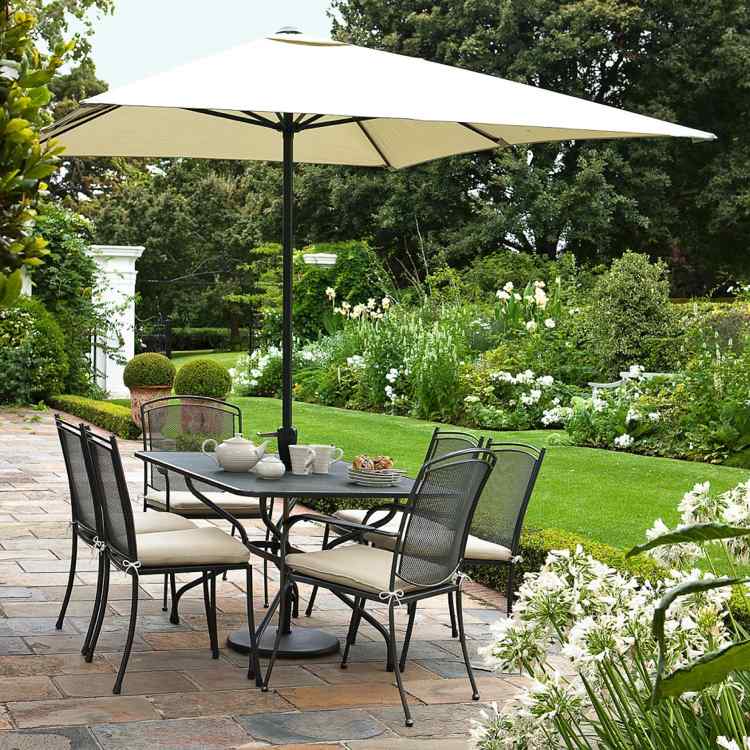kettler-gartenmoebel-naturlig-design-ekologisk-trädgårdsmöbler-som-har-modern-svart-bord-och-sittplats-runt-som-gör-det-verkar-modern-design-av-trädgården-med- sten-golv-inuti-rummet-940x940