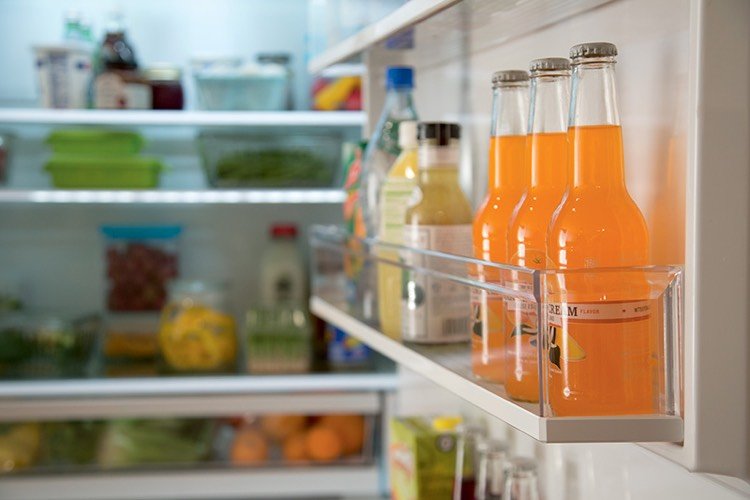 Kylskåp-ordna-ordna-kylskåp-dörr-drinkar-glasögon