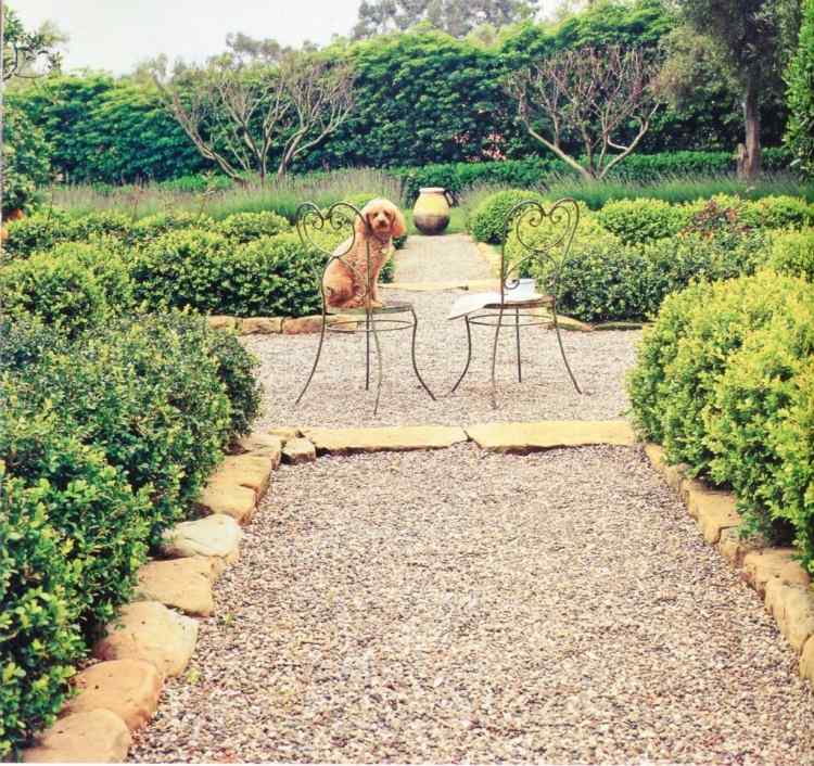 Skapa en grusbädd-medelhavs-trädgård-hundstolar-bord-buskar-stora-vackra