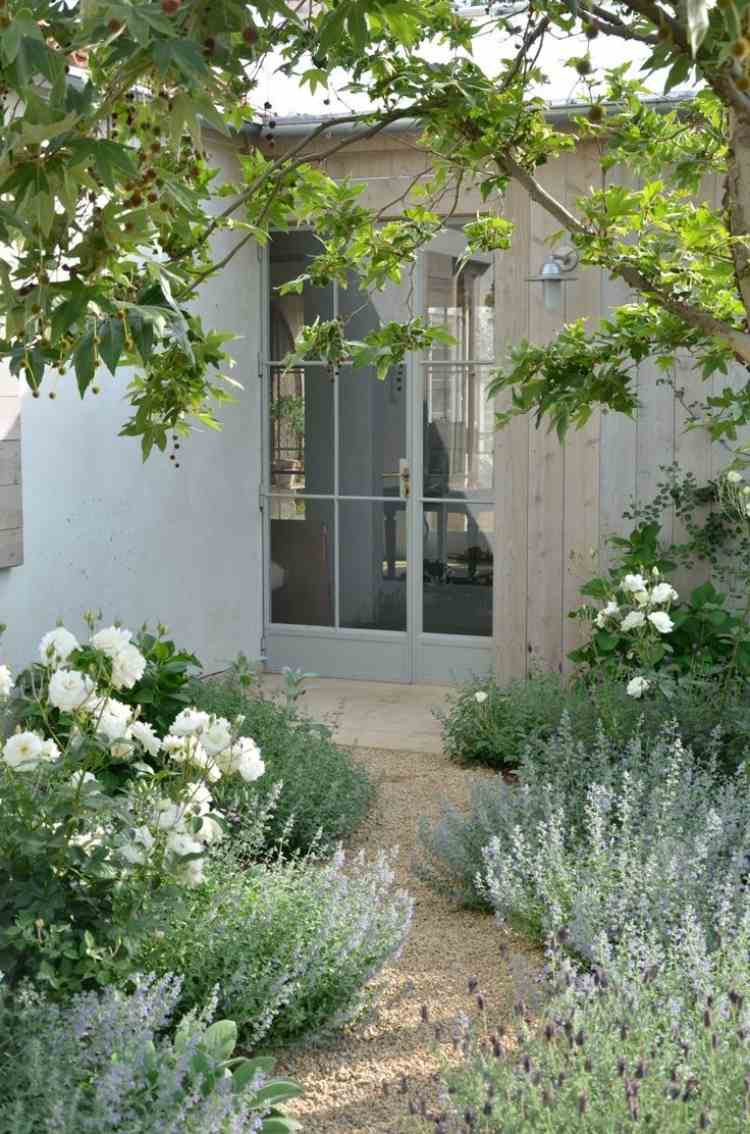 grusbädd-skapa-medelhavs-trädgård-dörr-gitter-fönster-växter-hus-hinterfof