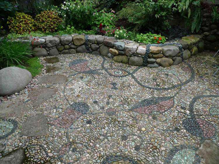sten-mosaik-mönster-blad-plantering-höjd säng-naturligt utseende