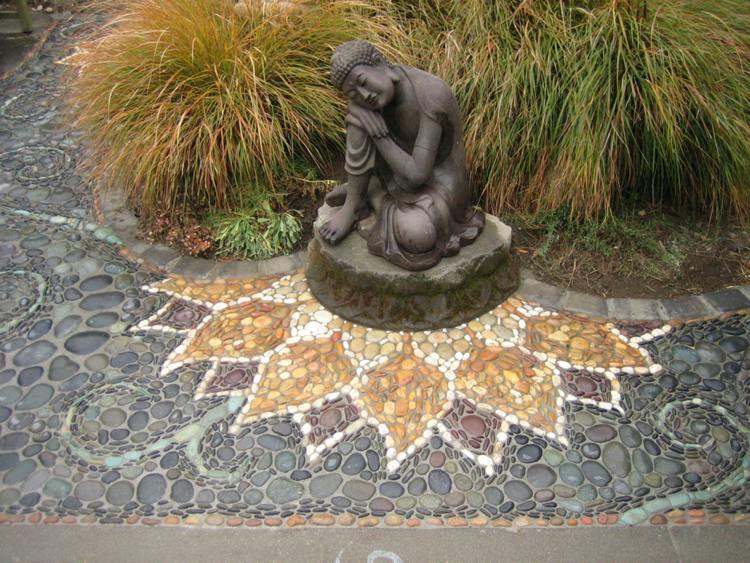 sten-mosaik-lotus-blomma-gul-orientalisk-buddha-staty