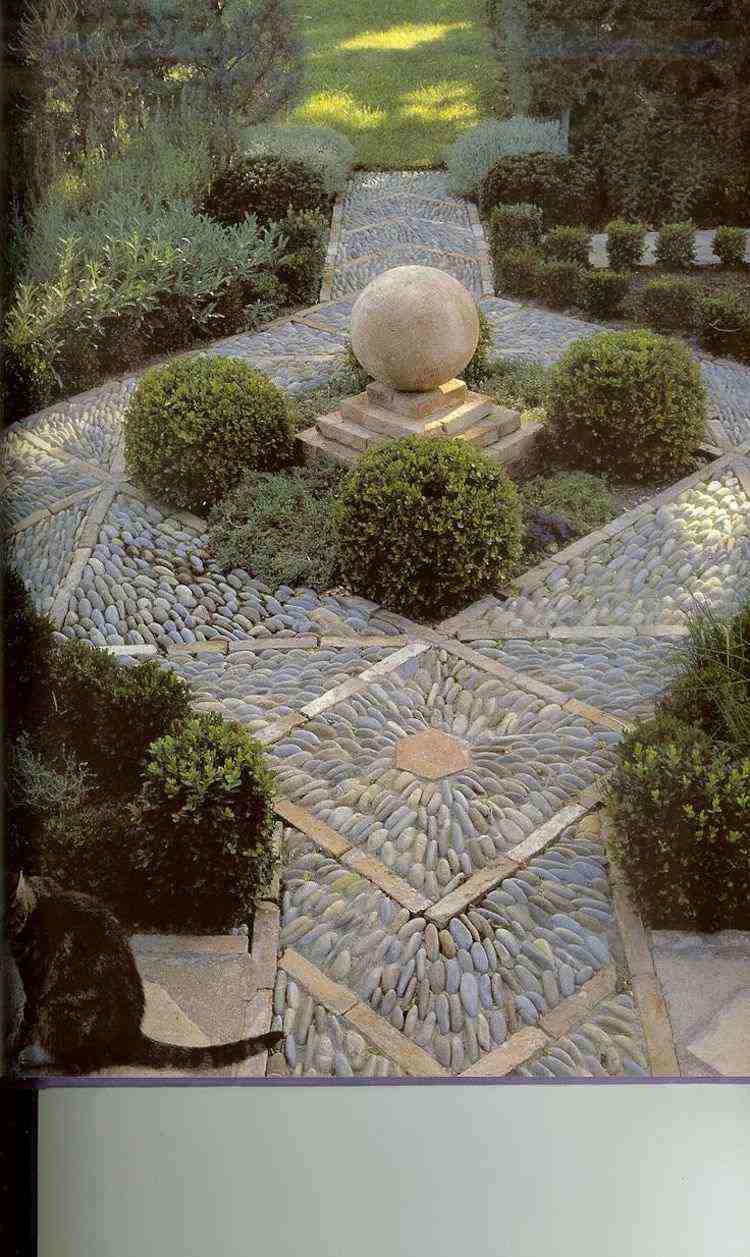sten-mosaik-liten-trädgård-landskapsarkitektur-buxbom-skulptur-dekoration