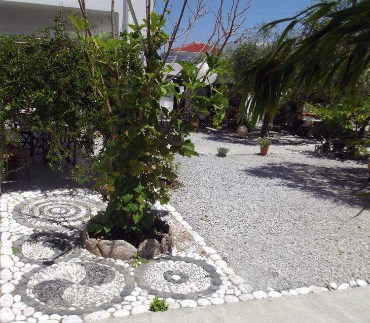 sten-mosaik-modern-vit-sten-grå-mönster-cirklar-tropisk