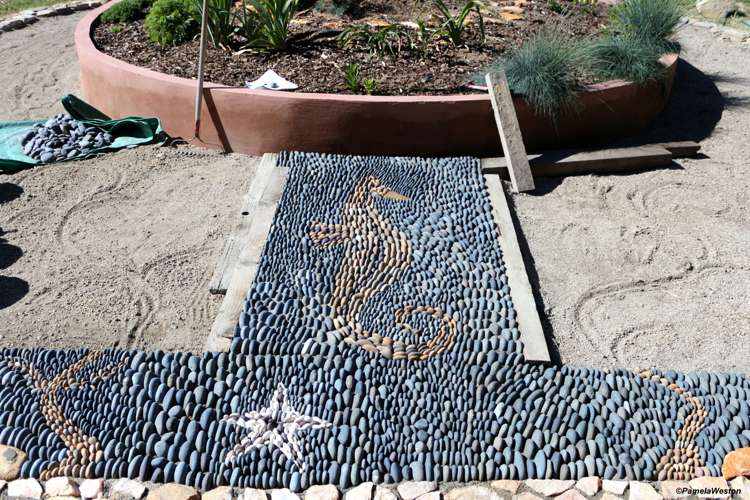 Pebble-mosaik-maritim-sjöhäst-sjöstjärna-motiv-trädgård-stil