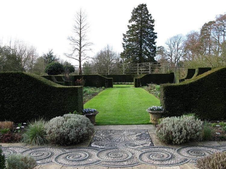 sten-mosaik-spiraler-mönster-diy-gräsmatta-häckar-fransk-trädgård-stil