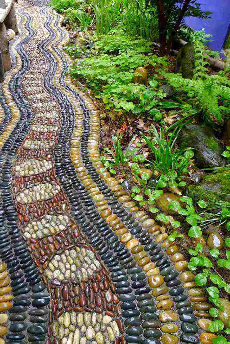 sten-mosaik-ränder-röd-svart-gul-naturlig-trädgård-stimulans