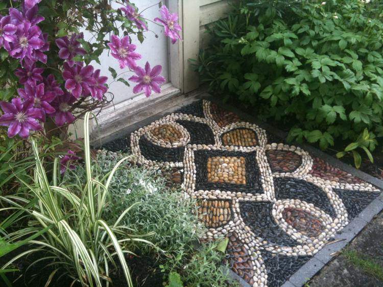 sten-mosaik-lägg-golv-matta-entré-dörr-graeser-plantering