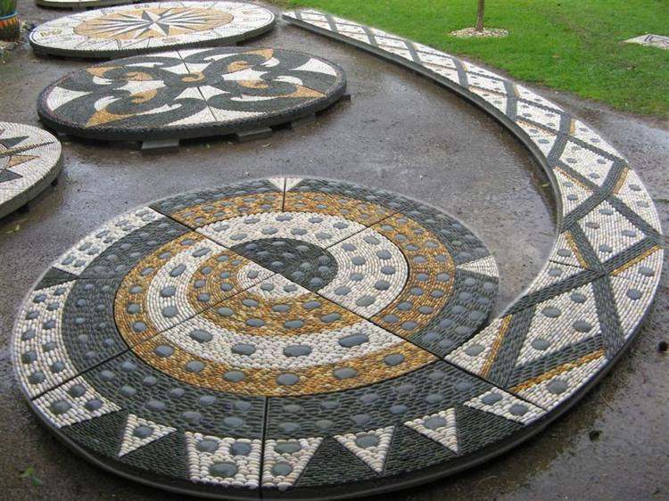 Pebble-mosaik-trädgård-dekoration-svart-vit-gul-modern-design
