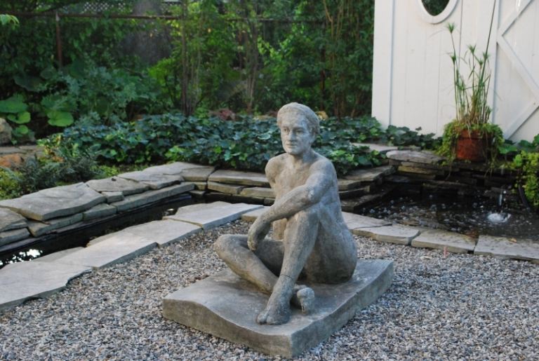 Grus-trädgård-skapa-vatten-spel-sten-plattor-staty