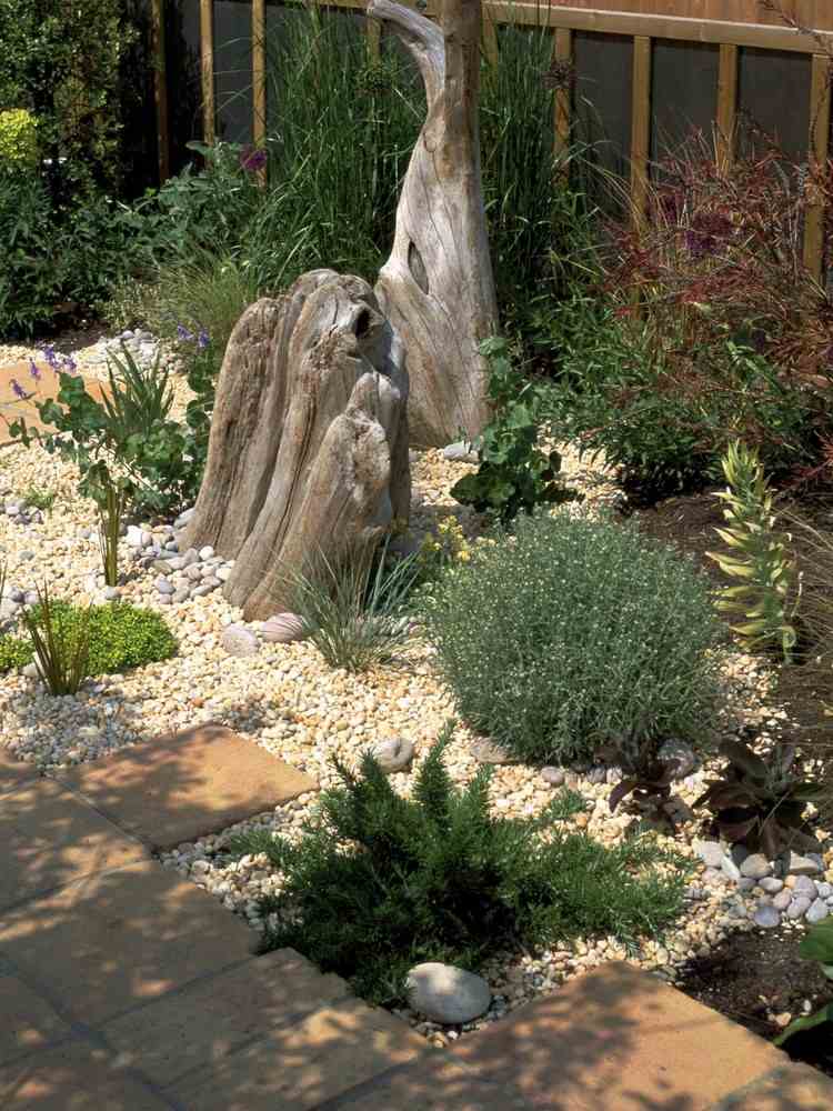 grus-trädgård-skapa-beige-buskar-drivved-skulpturer