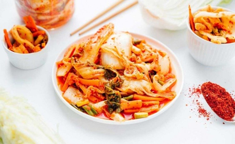 hälsosam kost genom fermenterade koreanska grönsaker med laktobacillusbakterier för bättre matsmältning