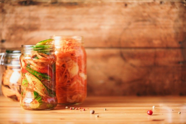 Sortiment av olika fermenterade grönsaker i glas