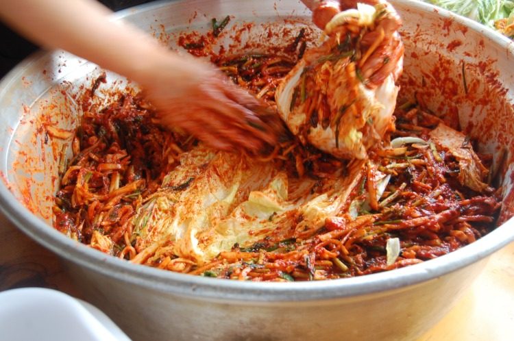 Gör en enorm skål med kryddblandning till kimchi själv och blanda