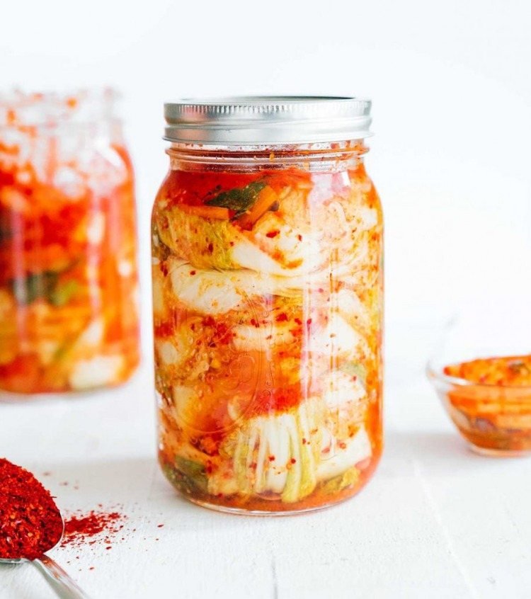 Gör kimchi själv i ett glasförråd i kylskåpet eller i en sval källare vid 16 grader Celsius