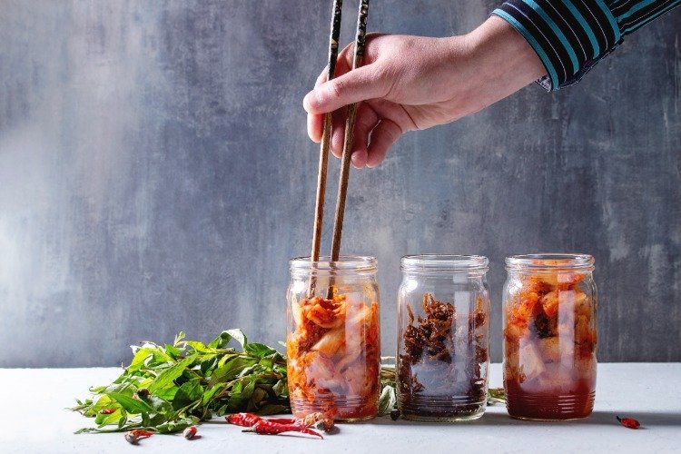 gör traditionella koreanska inlagda grönsaker som kimchi själv och konsumera med ätpinnar